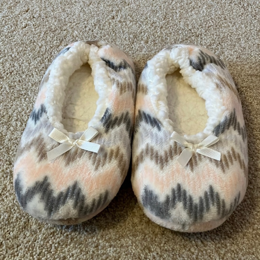 NWOT Women’s Sonoma Goods for Life Chevron Slippers - size 8